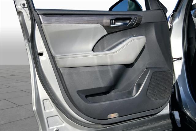 Used 2020 Toyota Highlander Hybrid Platinum For Sale in Lubbock, TX