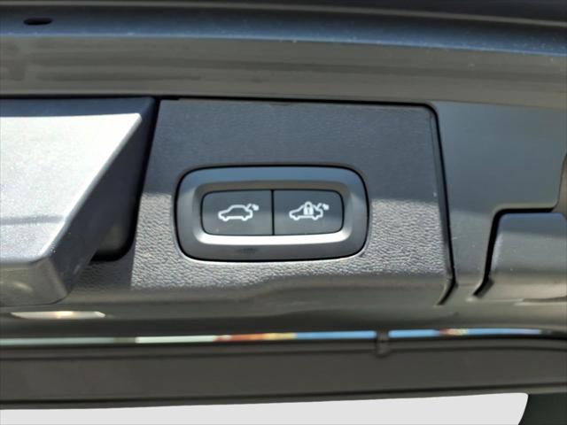 2023 Volvo XC60 B5 Plus Dark Theme