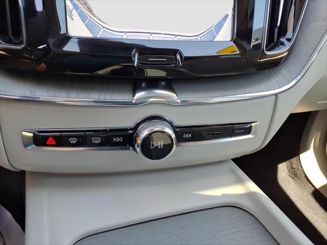 2023 Volvo XC60 B5 Plus Dark Theme