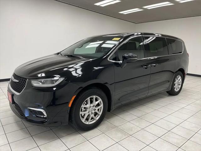 2025 Chrysler Pacifica Select for sale in Sheboygan, WI