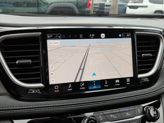 2027 Chrysler Pacifica Select