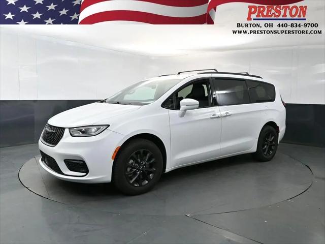 2022 Chrysler Pacifica Touring L AWD for sale in Burton, OH