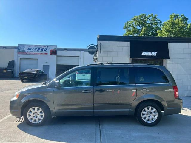 2010 Chrysler Town & Country LX