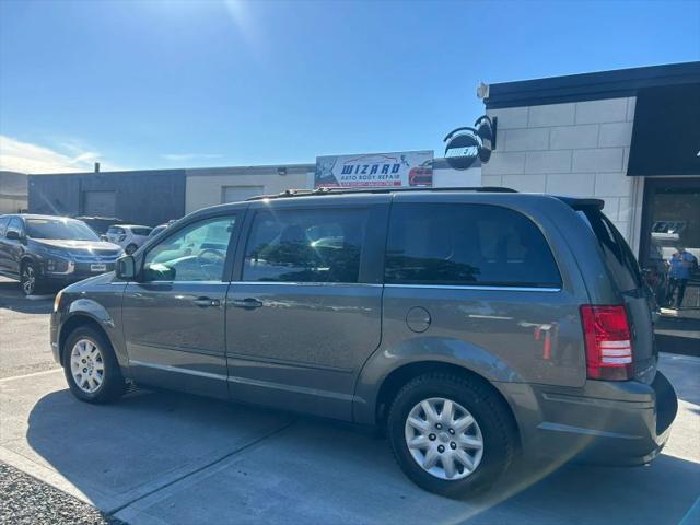 2010 Chrysler Town & Country LX