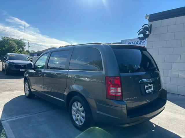 2010 Chrysler Town & Country LX