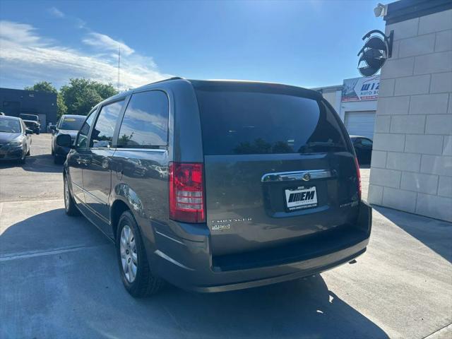 2010 Chrysler Town & Country LX