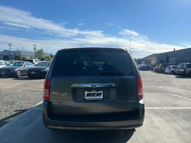 2010 Chrysler Town & Country LX