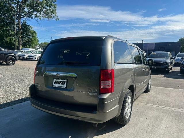 2010 Chrysler Town & Country LX