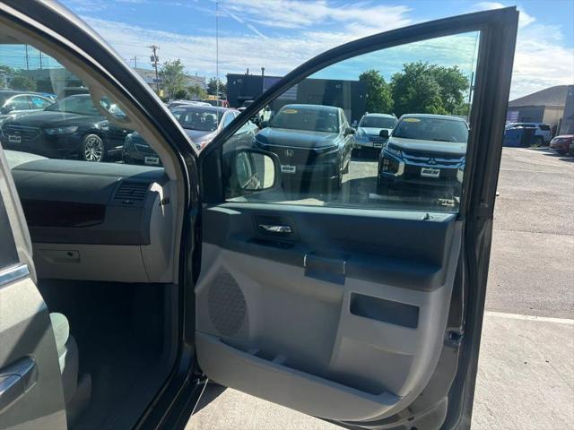 2010 Chrysler Town & Country LX