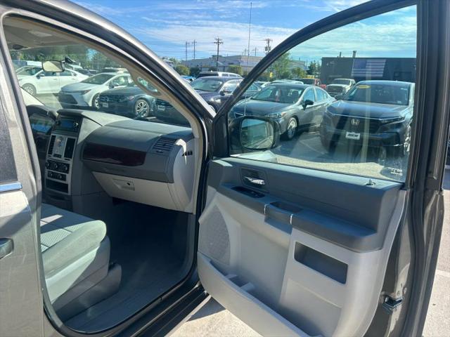 2010 Chrysler Town & Country LX