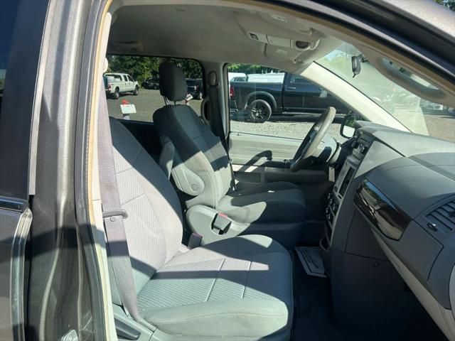 2010 Chrysler Town & Country LX