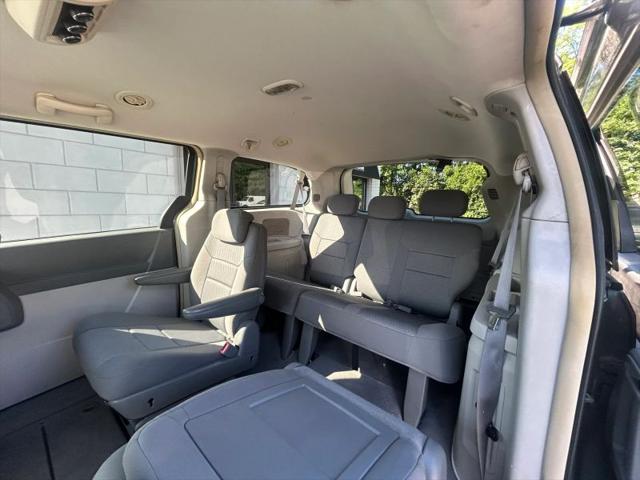 2010 Chrysler Town & Country LX