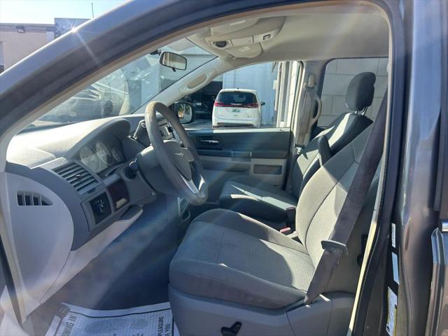 2010 Chrysler Town & Country LX