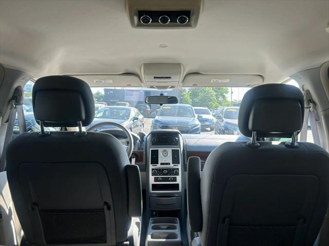 2010 Chrysler Town & Country LX