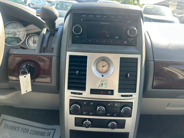 2010 Chrysler Town & Country LX