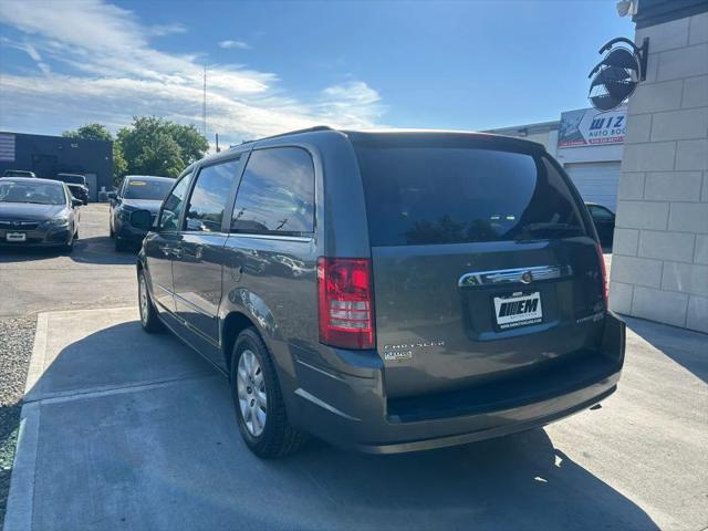 2010 Chrysler Town & Country LX