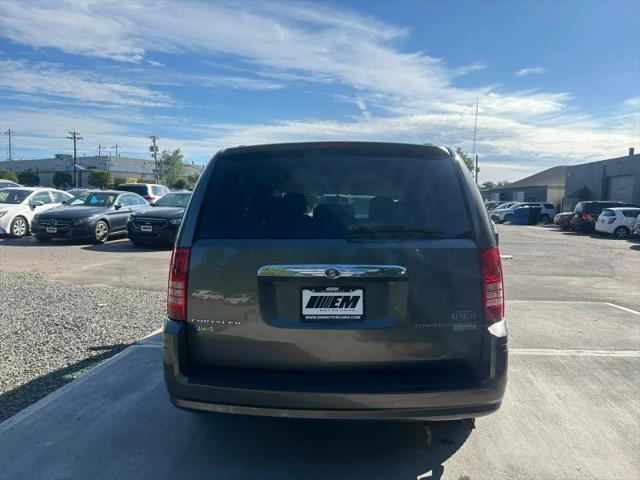 2010 Chrysler Town & Country LX