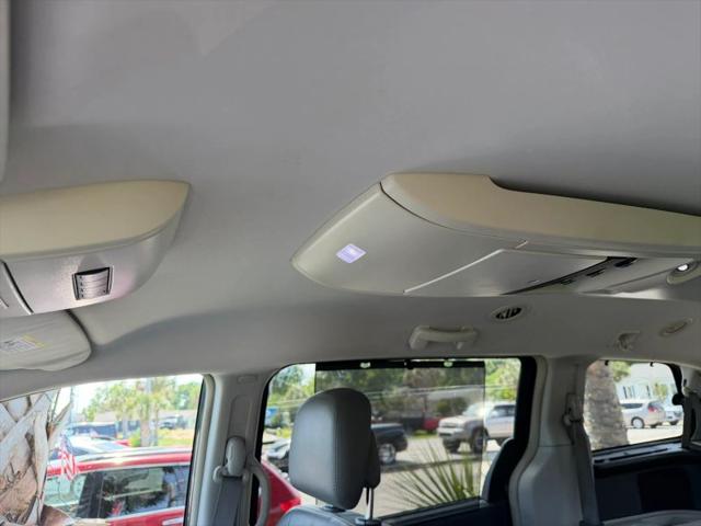 2012 Volkswagen Routan SE