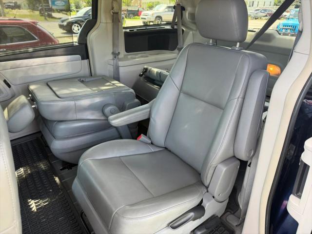 2012 Volkswagen Routan SE