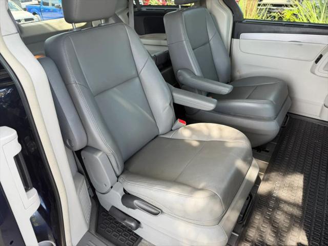 2012 Volkswagen Routan SE