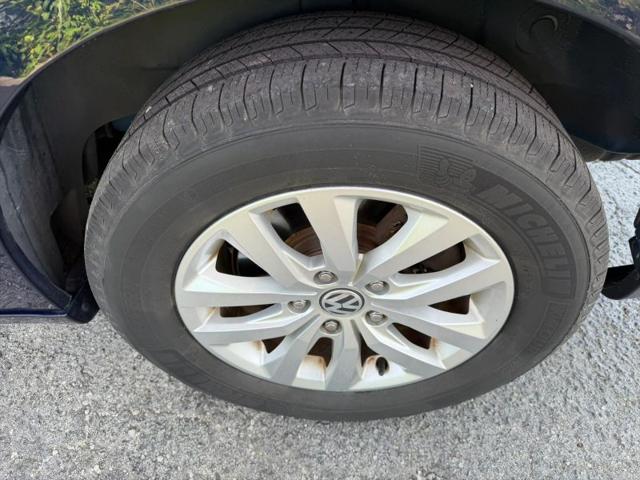 2012 Volkswagen Routan SE
