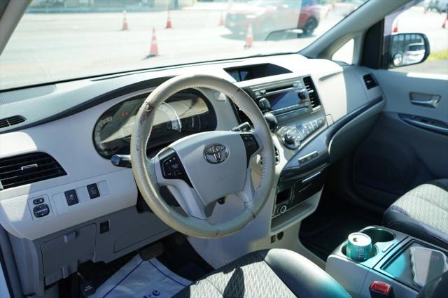 2014 Toyota Sienna SE 8 Passenger