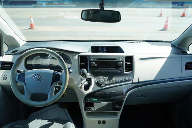 2014 Toyota Sienna SE 8 Passenger
