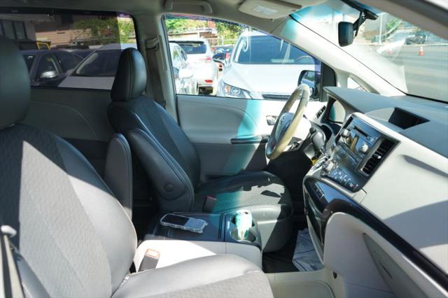 2014 Toyota Sienna SE 8 Passenger