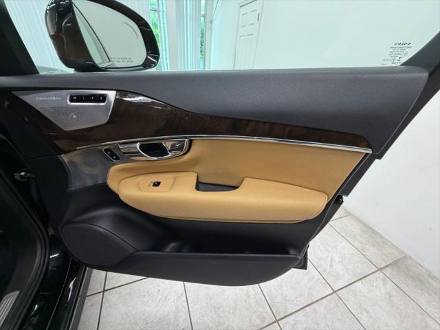 2016 Volvo XC90 T6 Momentum