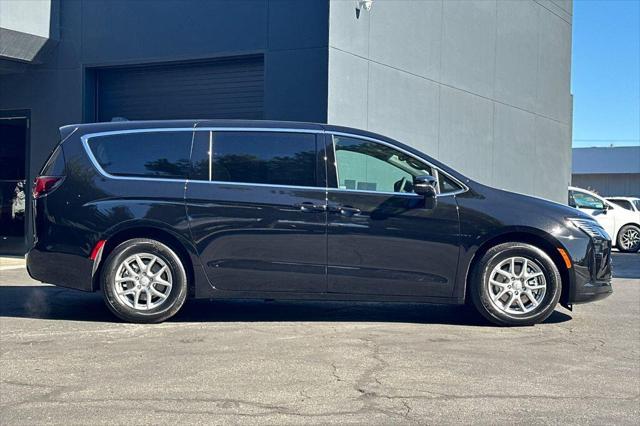 2027 Chrysler Pacifica Pacifica Select
