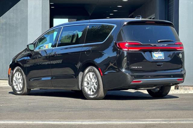 2027 Chrysler Pacifica Pacifica Select