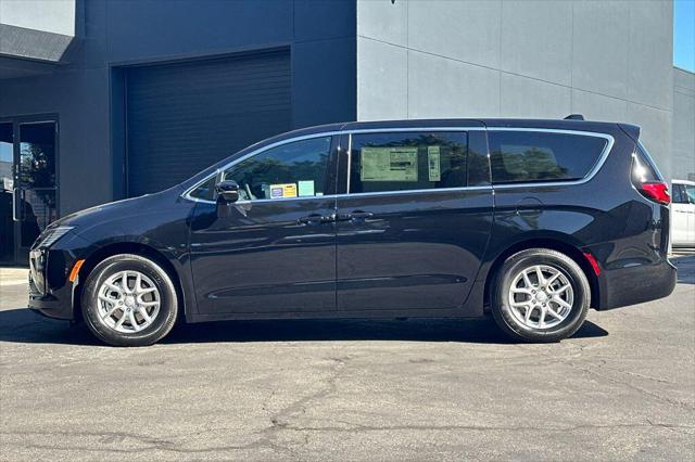 2027 Chrysler Pacifica Pacifica Select