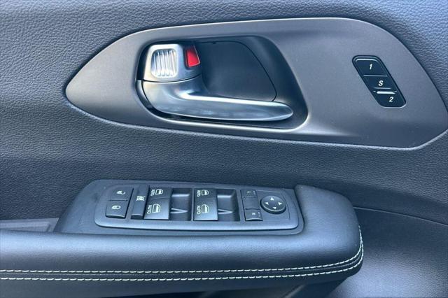 2027 Chrysler Pacifica Pacifica Select