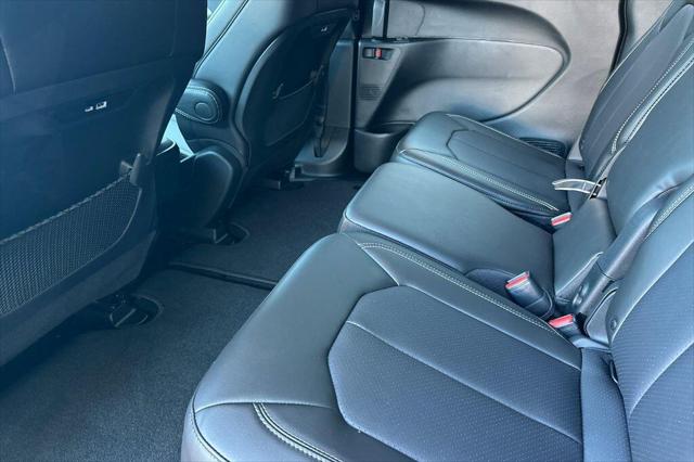 2027 Chrysler Pacifica Pacifica Select