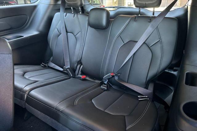 2027 Chrysler Pacifica Pacifica Select