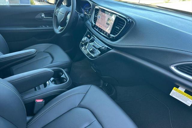 2027 Chrysler Pacifica Pacifica Select