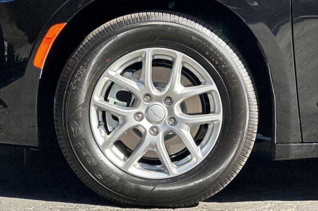 2027 Chrysler Pacifica Pacifica Select