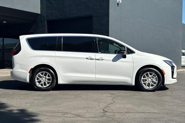 2027 Chrysler Pacifica Pacifica Select
