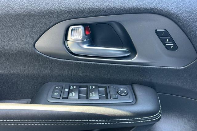 2027 Chrysler Pacifica Pacifica Select