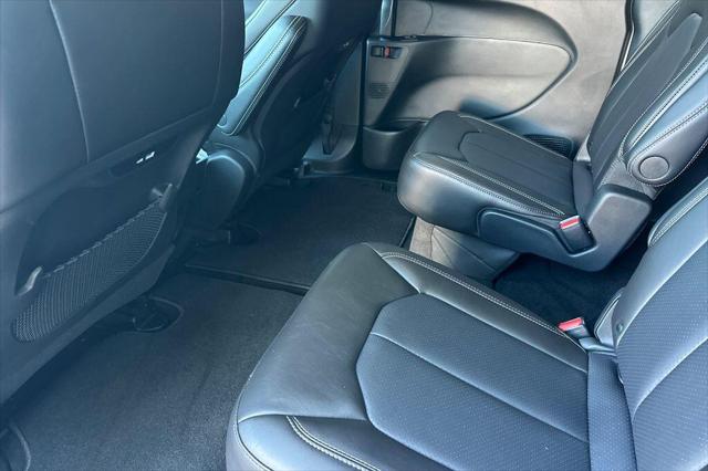 2027 Chrysler Pacifica Pacifica Select