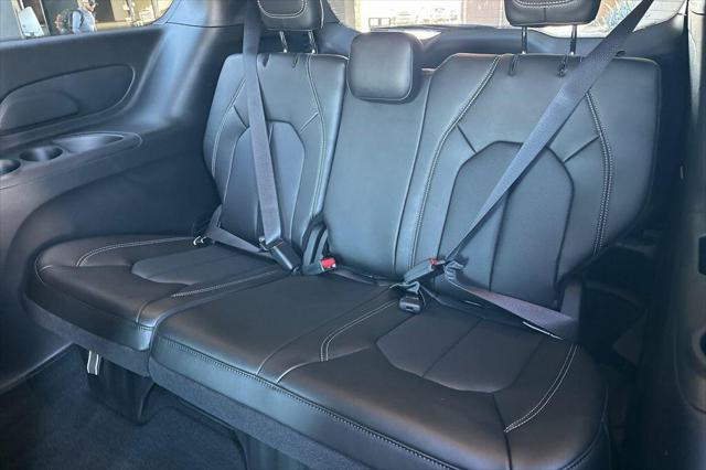 2027 Chrysler Pacifica Pacifica Select