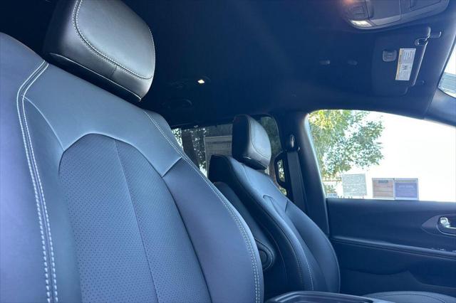 2027 Chrysler Pacifica Pacifica Select