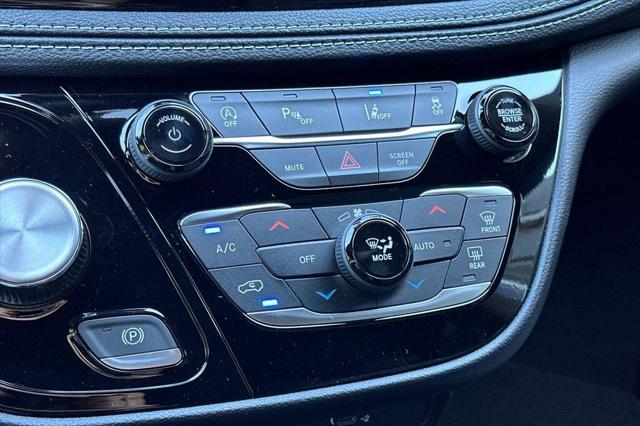 2027 Chrysler Pacifica Pacifica Select