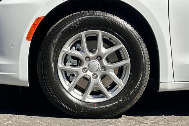 2027 Chrysler Pacifica Pacifica Select