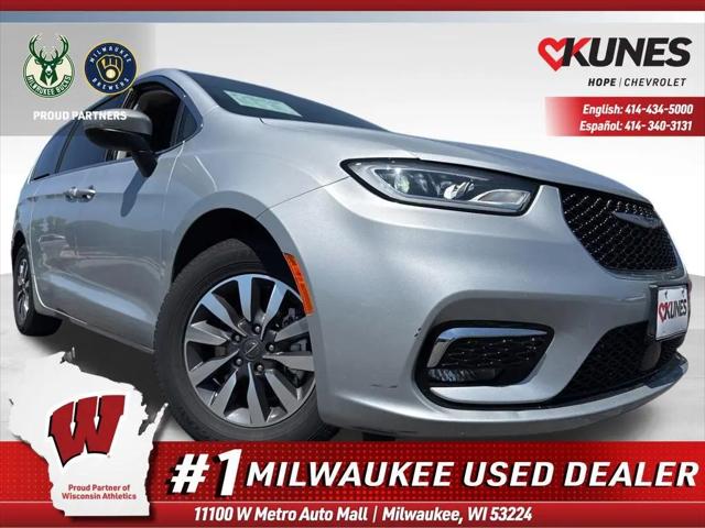 2023 Chrysler Pacifica Hybrid Touring L for sale in Milwaukee, WI
