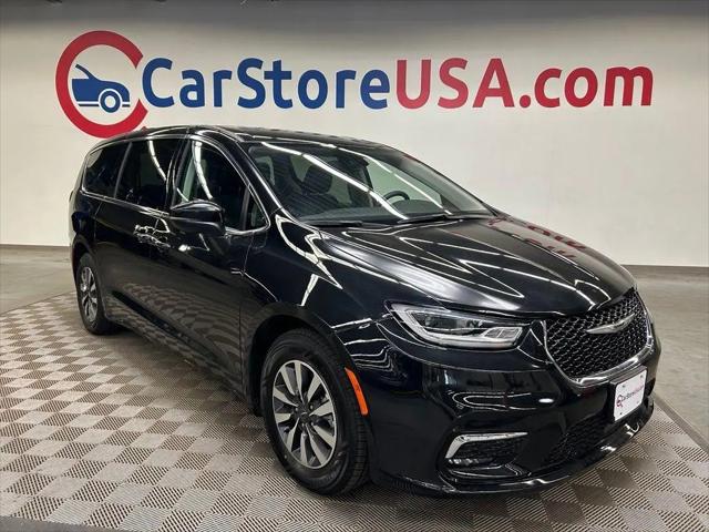 2023 Chrysler Pacifica Hybrid Touring L for sale in Wichita, KS