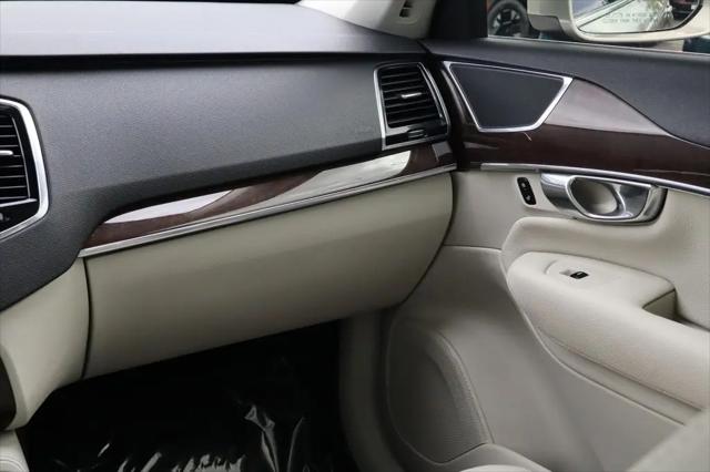 2016 Volvo XC90 T6 Momentum