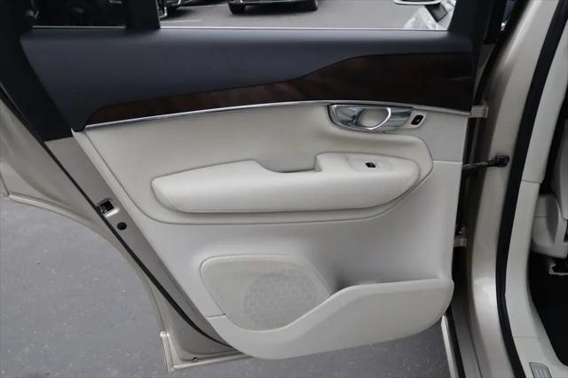 2016 Volvo XC90 T6 Momentum