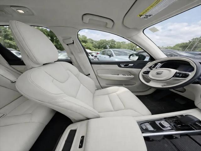2024 Volvo XC60 Recharge T8 Plus Dark Theme