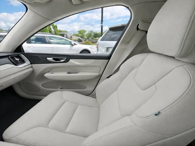 2024 Volvo XC60 Recharge T8 Plus Dark Theme